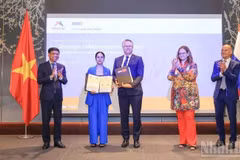 越南海事与内河航运局领导与荷兰STC B.V.（STC Next）公司签署关于在海事和内河航运领域培训合作的谅解备忘录。图自人民报