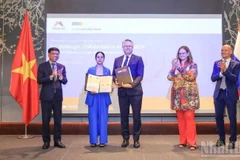 越南海事与内河航运局领导与荷兰STC B.V.（STC Next）公司签署关于在海事和内河航运领域培训合作的谅解备忘录。图自人民报