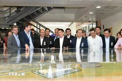 胡德福副总理考察西班牙塞维利亚空客工厂 。图自越通社