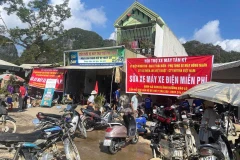 新岐乡锐(Rọi)三岔路口这几天排满了等待“救治”的摩托车。图自suckhoedoisong.vn