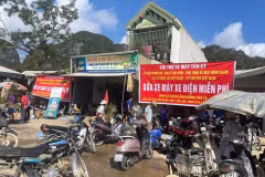 新岐乡锐（Rọi）三岔路口这几天排满了等待“救治”的摩托车。图自suckhoedoisong.vn