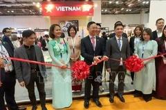 越南驻新加坡大使陈福英与胡志明市旅游局代表在2025年亚洲国际旅游博览会(ITB Asia)上共同举行越南—胡志明市旅游展台开幕式。图自越通社