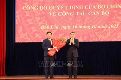 政治局委员、党中央书记、中央组织部部长黎明兴向梁阮明哲同志授予任免决定书。图自越通社