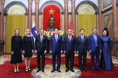 国家主席梁强与芬兰驻越南大使佩卡·武蒂莱宁及代表合影。图自越通社
