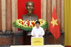 越南国家主席梁强进行捐款。图自越通社