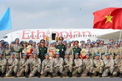 越南维和局领导及国防部各机关代表在迎接第二工兵队回国的仪式上。图自越通社