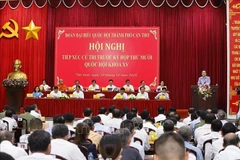 越南国会主席陈青敏在第十五届国会第十次会议前与选民接触。图自越通社