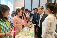 两国企业代表在8月28日于柬埔寨举行的“越南-柬埔寨企业对接会议”上进行交流。图自贸易促进局
