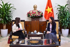 越南外交部副部长阮明姮会见智利副外长格洛丽亚·德拉富恩特。图自越通社
