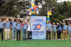 各国常驻代表团团长合影留念。图自越通社
