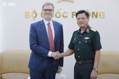 国防部副部长阮长胜上将和法兰西共和国驻越南特命全权大使奥利维耶·布罗谢。图自人民军报