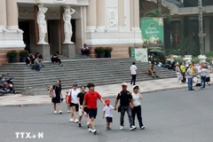游客在蓝山广场漫步。图自越通社