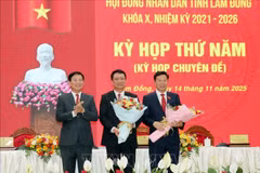 林同省人民委员会主席胡文梅祝贺新当选的省人民议会主席刘文忠（右）以及新当选为省人民委员会委员的外事厅厅长黄文平（中）。图自越通社
