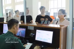 谅山省新清边防部队录入出入境旅客信息数据。图自越通社 