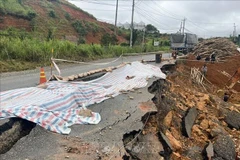 林同省多条国道、省道和重要交通干线发生严重山体滑坡。图自越通社