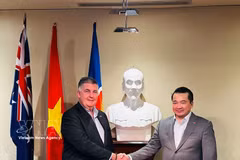 越南驻珀斯总领事范海英在越南驻珀斯总领事馆驻地会见西澳大利亚州-越南商业理事会（WAVBC）主席大卫·摩根。图自越通社