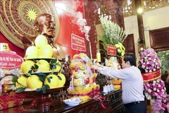 越南国会主席陈青敏敬香缅怀孙德胜主席。图自越通社