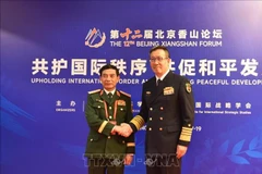 国防部长潘文江大将与中国国防部长董军上将。图自越通社