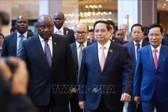 越南政府总理范明政与南非总统拉马福萨出席越南—南非企业论坛。图自越通社
