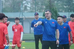 越南U16队主教练克里斯蒂亚诺·罗兰师徒进行训练。图自越通社