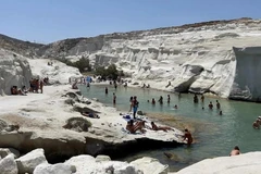 希腊米洛斯旅游岛上的萨拉基尼科海滩。图自Greeka