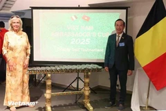 越南驻比利时兼驻欧盟大使阮文草和越南橙毒剂受害者国际协会比利时分会主席克里斯·盖斯肯斯。图自越通社