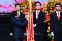 范明政代表党和国家向《越南之声》授予胡志明勋章（第三次）。图自越通社