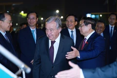 越南政府总理范明政邀请联合国秘书长安东尼奥·古特雷斯登上专机,共同离开河内前往马来西亚吉隆坡,出席第47届东盟峰会及相关会议。图自越通社