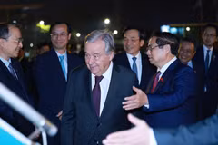 越南政府总理范明政邀请联合国秘书长安东尼奥·古特雷斯登上专机，共同离开河内前往马来西亚吉隆坡，出席第47届东盟峰会及相关会议。图自越通社