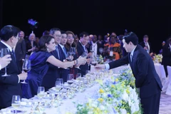 越南国家主席梁强主持设宴招待出席《河内公约》开签仪式的各国代表团。图自越通社