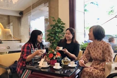 游客品尝越南茶。图自越通社