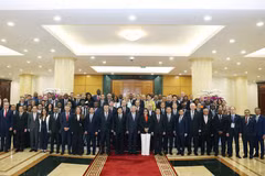 越共中央总书记苏林与出席《河内公约》开放签署仪式的各国代表团团长合影。图自越通社