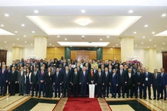 越共中央总书记苏林与出席《河内公约》开放签署仪式的各国代表团团长合影。图自越通社