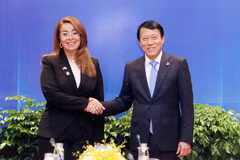 越共中央政治局委员、公安部长梁三光大将和联合国副秘书长、联合国毒品和犯罪问题办公室执行主任加达·瓦利。图自越通社