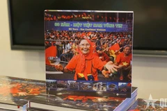 《八十载征程：自信与坚定的越南》摄影画册。图自越通社