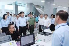 国家主席梁强视察广宁省人民委员会直属的一站式行政服务中心。图自越通社