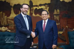 越南政府总理范明政会见英国驻越南大使伊恩·弗鲁。图自越通社