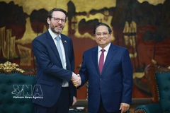 越南政府总理范明政会见英国驻越南大使伊恩·弗鲁。图自越通社
