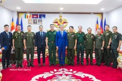 阮明羽大使与柬埔寨皇家军总司令部领导和干部合影。图自越通社