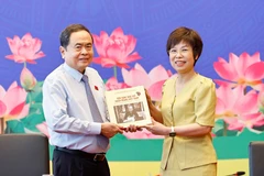 越通社社长武越庄向陈青敏敬赠由越通社出版社编写出版的越英双语画册《越南革命新闻100年（1925－2025）》。图自越通社