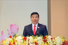 越共中央委员、2025—2030年任期林同省省委书记依·清河·尼埃·克（Y Thanh Hà Niê Kđăm）在大会闭幕式上发表讲话。图自越通社