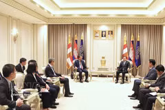 越共中央委员、外交部常务副部长阮明羽在金边拜会了柬埔寨王国第一副首相涅沙文。图自越通社