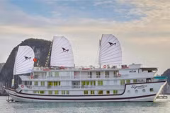 QN-7269的"签名"号（Signature）旅游船在发生火灾前的情景。图自越通社