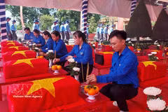 在西宁省永兴-新兴烈士陵园，西宁省515指导委员会举行仪式，173具在柬埔寨牺牲的越南志愿军和专家烈士遗骸归国。图自越通社