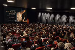 活动的亮点是放映电影 《红河女士》。图自越通社