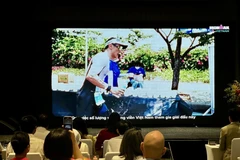 组委会介绍IRONMAN铁人三项赛的比赛项目。图自越通社