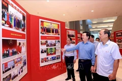 梅文政副总理检查越共政府第一次代表大会图片展筹备工作。图自越通社