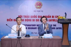 越南内务部副部长高辉（左）和国际劳工组织（ILO）驻越代表费利克斯·韦登卡夫。图自越通社