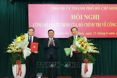 中央书记处常务书记陈锦秀向阮文年同志和陈流光同志颁授越共中央政治局的任命决定。图自越通社