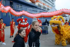 广宁省下龙港迎来首艘国际邮轮，载有3000余名欧美游客。图自越通社